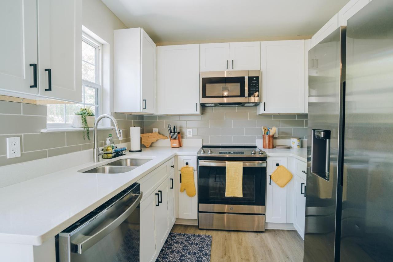 Retreat - 4 Bedroom Oasis With King & Private Yard Near Downtown Holiday home *