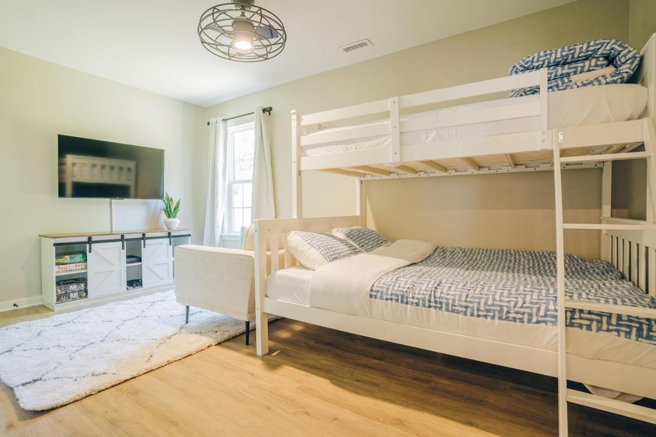 Holiday home Retreat - 4 Bedroom Oasis With King & Private Yard Near Downtown