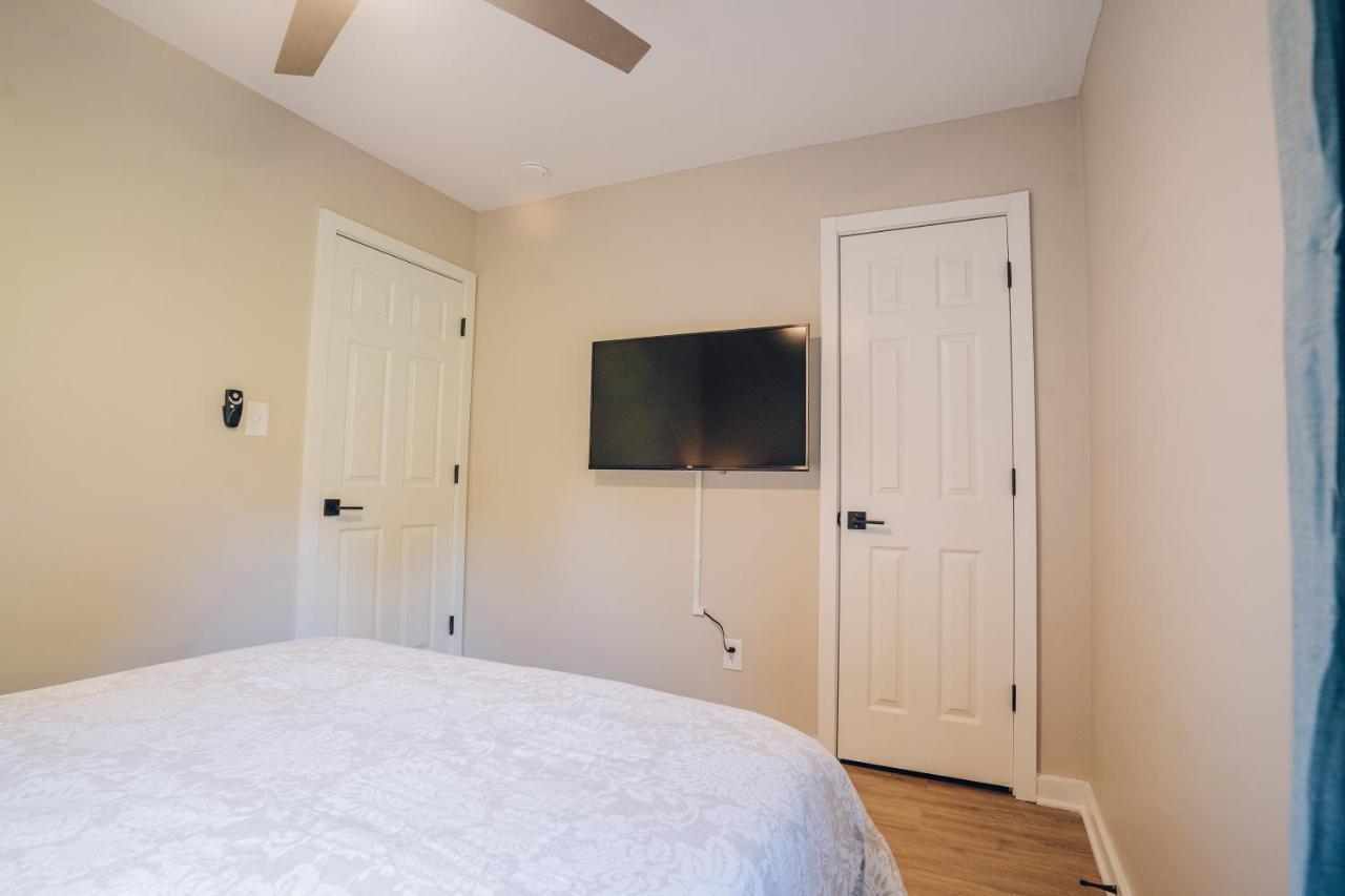 Retreat - 4 Bedroom Oasis With King & Private Yard Near Downtown Holiday home *