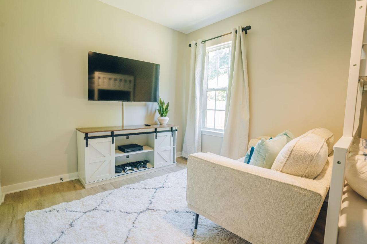 Retreat - 4 Bedroom Oasis With King & Private Yard Near Downtown Holiday home *