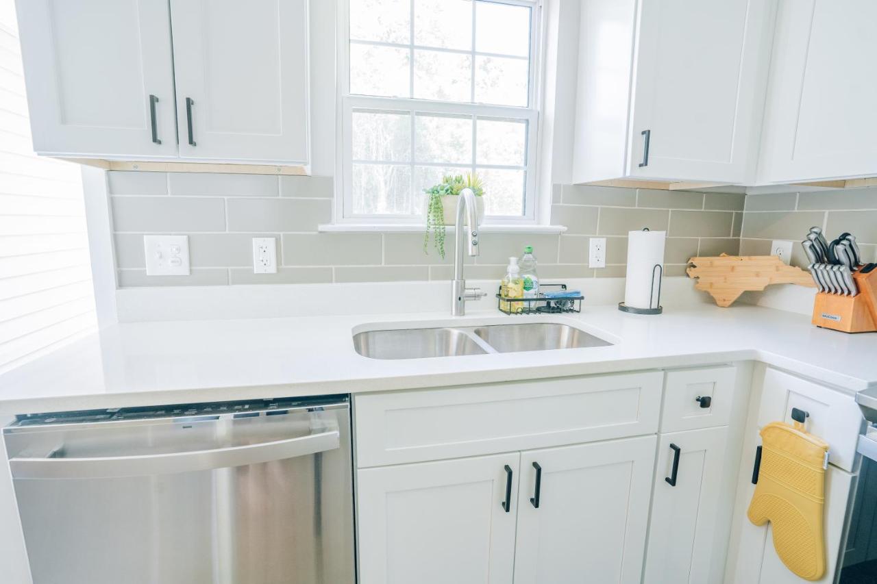 Holiday home Retreat - 4 Bedroom Oasis With King & Private Yard Near Downtown