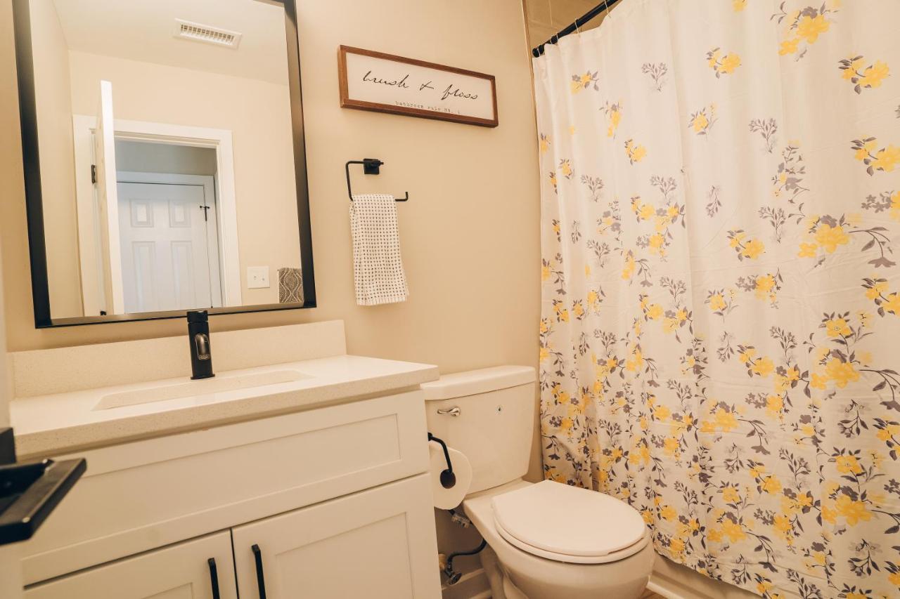 Holiday home Retreat - 4 Bedroom Oasis With King & Private Yard Near Downtown