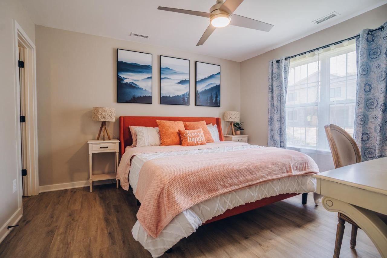 Retreat - 4 Bedroom Oasis With King & Private Yard Near Downtown Holiday home