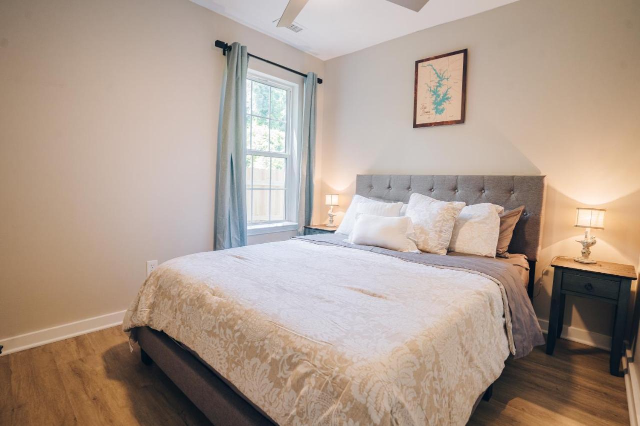 Holiday home Retreat - 4 Bedroom Oasis With King & Private Yard Near Downtown