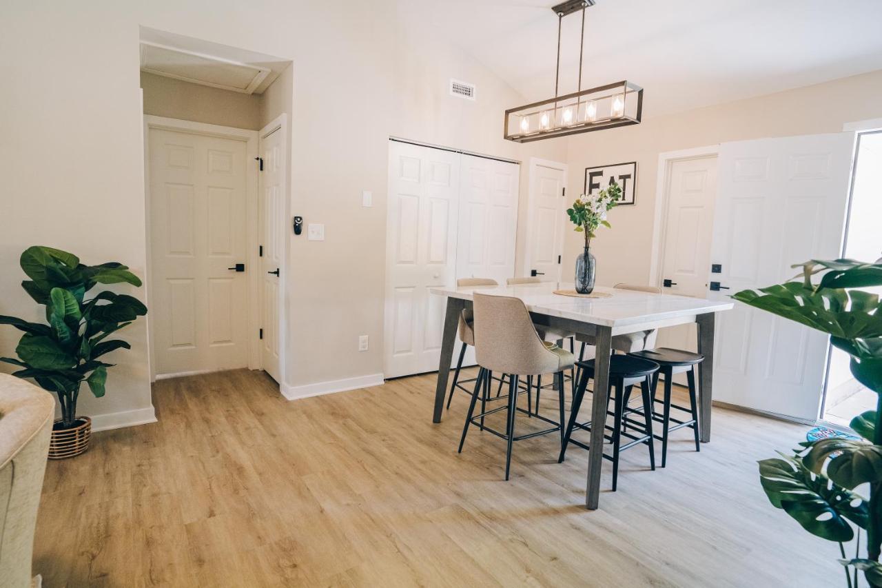Retreat - 4 Bedroom Oasis With King & Private Yard Near Downtown *