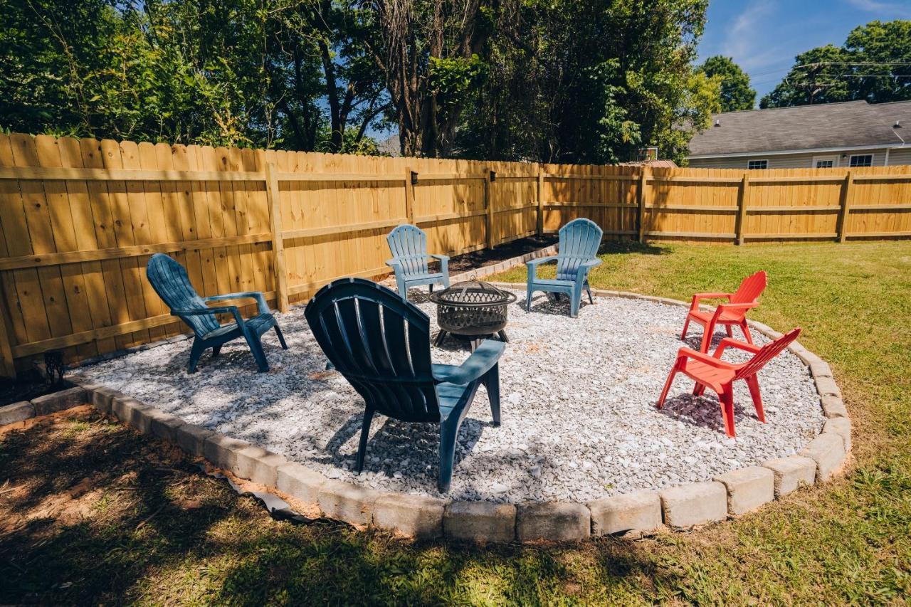 Retreat - 4 Bedroom Oasis With King & Private Yard Near Downtown *