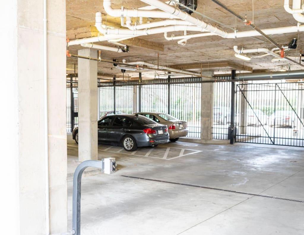Urban 1br In Uptown Area With Gym And Balcony *