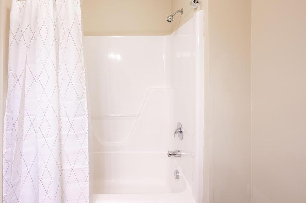 Urban 1br In Uptown Area With Gym And Balcony *