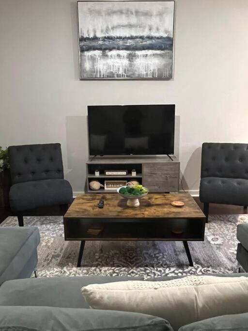 Townhouse In Uptown King Bed-wi-fi-free Parking-pool