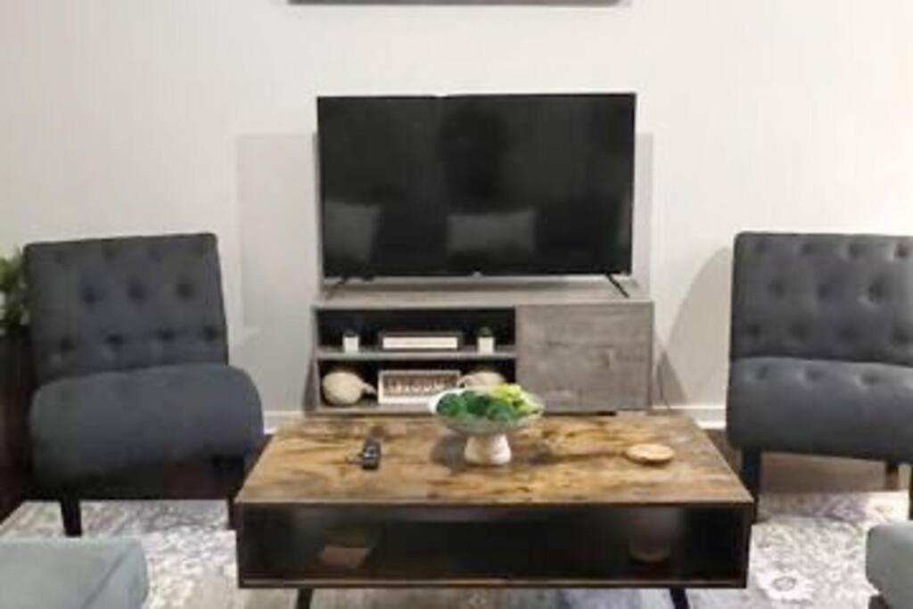 Townhouse In Uptown King Bed-wi-fi-free Parking-pool *