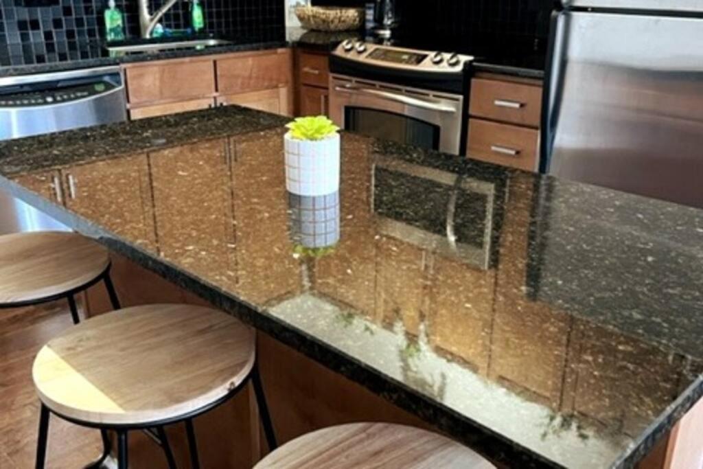 Townhouse In Uptown King Bed-wi-fi-free Parking-pool Apartment *