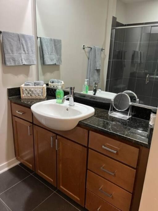 Townhouse In Uptown King Bed-wi-fi-free Parking-pool Apartment