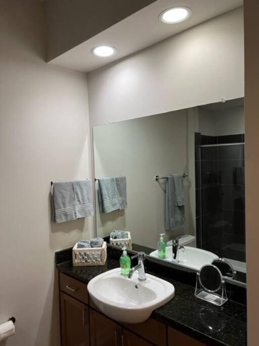 Townhouse In Uptown King Bed-wi-fi-free Parking-pool Apartment *
