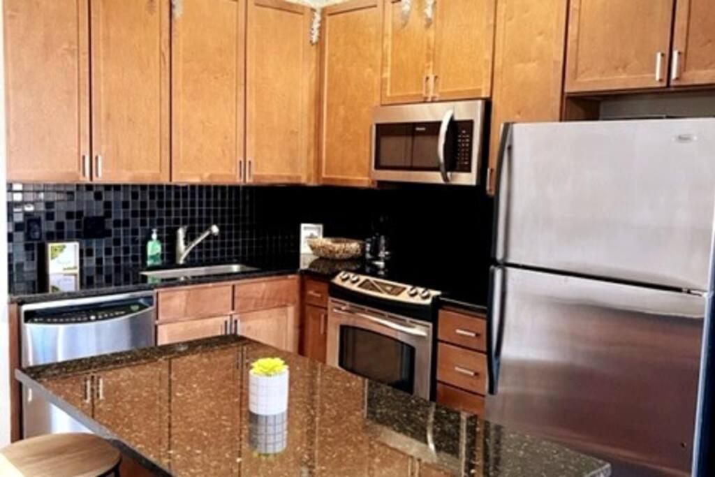 Townhouse In Uptown King Bed-wi-fi-free Parking-pool Apartment