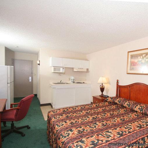 Hotel Econo Airport Near Billy Graham Parkway 2*