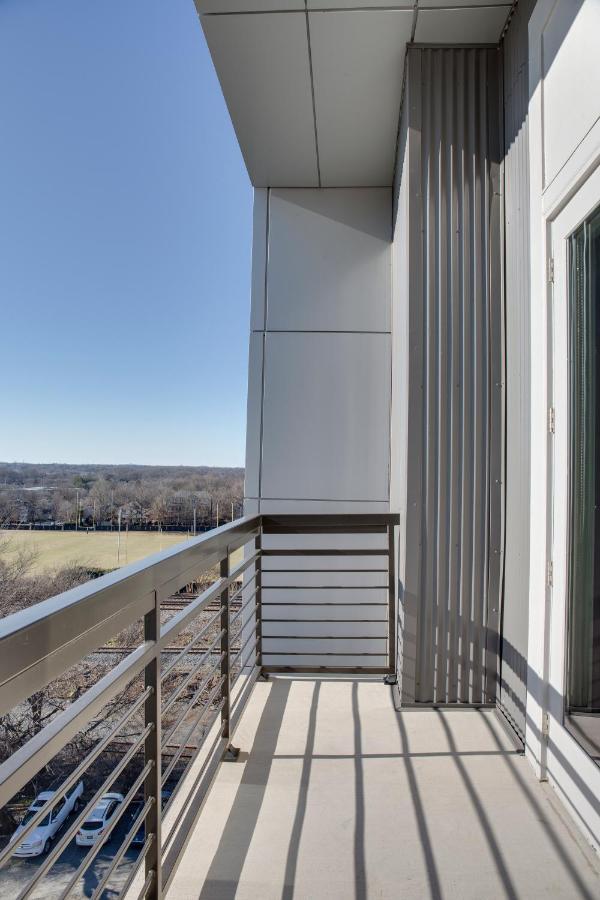 Uptown 1 Bedroom Apt With Balcony By Frontdesk