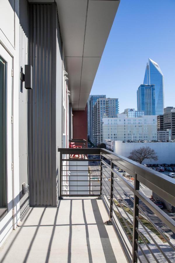 Apartment Uptown 1 Bedroom Apt With Balcony By Frontdesk *