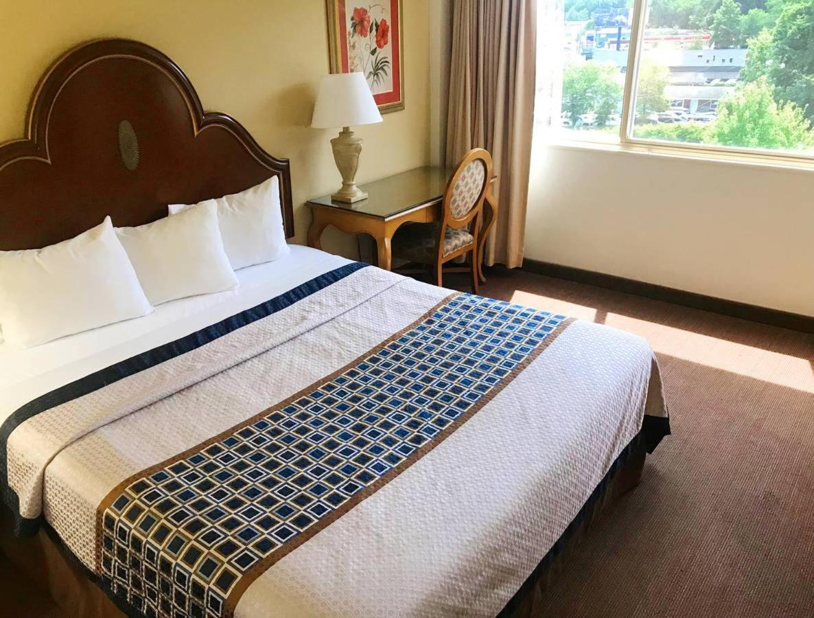 Golden Hotel, 3* Charlotte