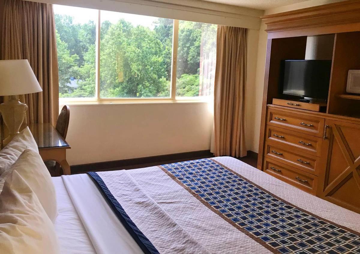 Golden Hotel, Hotel