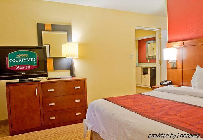 Courtyard Airport North 3*