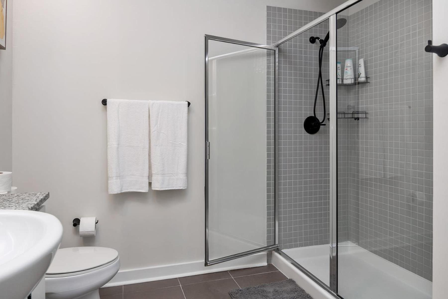 Apartment Spacious 2bd With Private Balcony And Free Parking *
