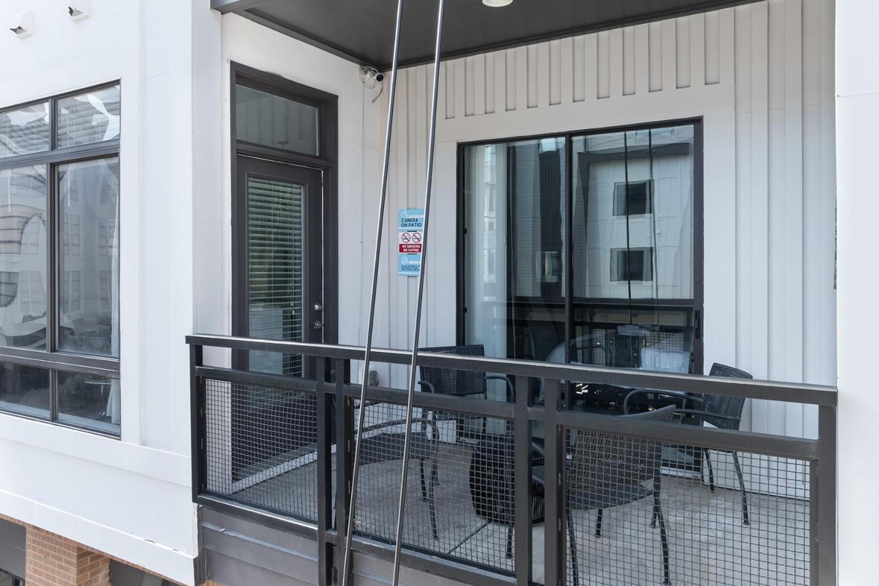 Spacious 2bd With Private Balcony And Free Parking Apartment *