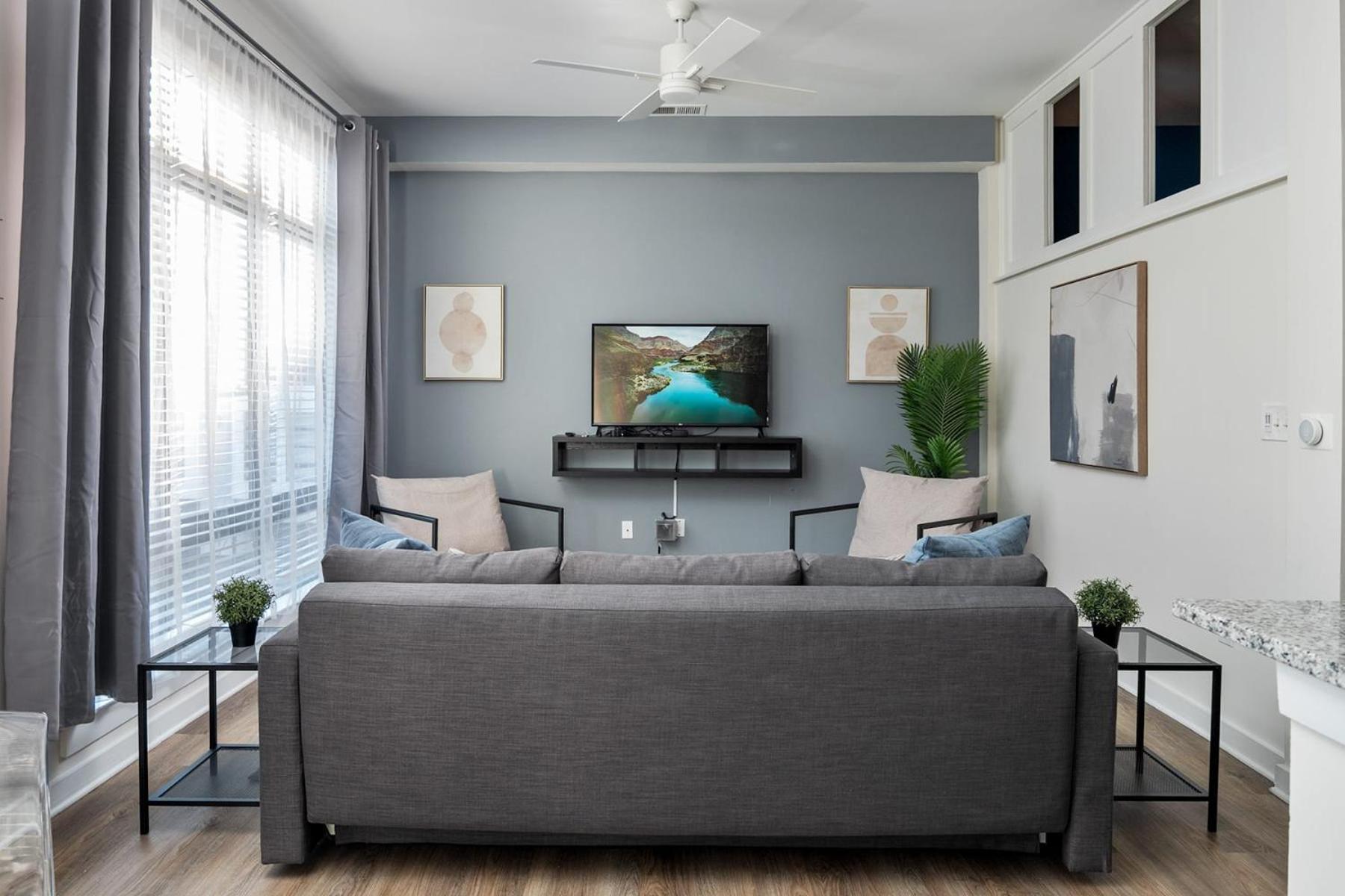 Spacious 2bd With Private Balcony And Free Parking Apartment *