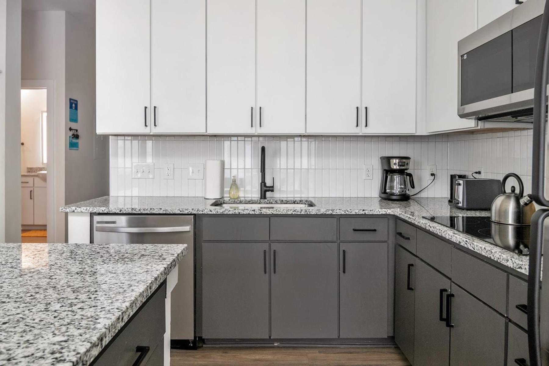 Spacious 2bd With Private Balcony And Free Parking Apartment Charlotte