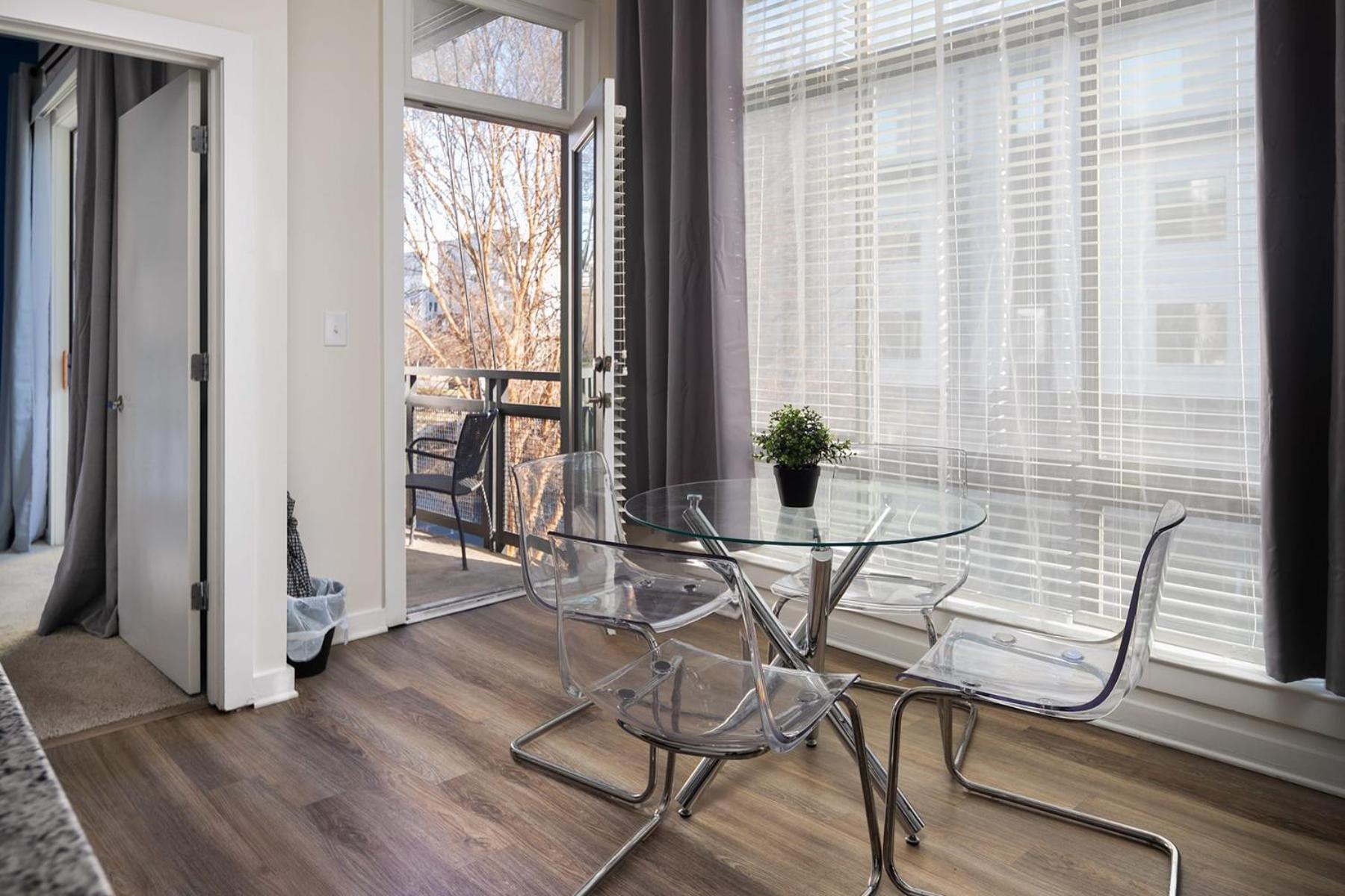 Spacious 2bd With Private Balcony And Free Parking Apartment *