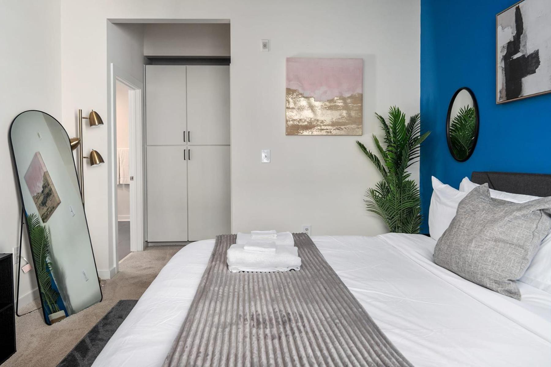 Spacious 2bd With Private Balcony And Free Parking Apartment *