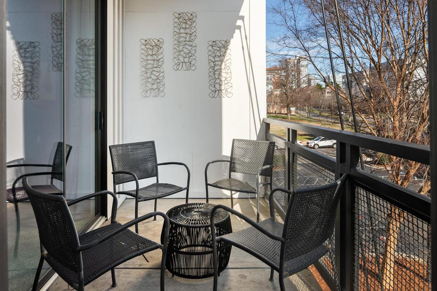 Spacious 2bd With Private Balcony And Free Parking Charlotte