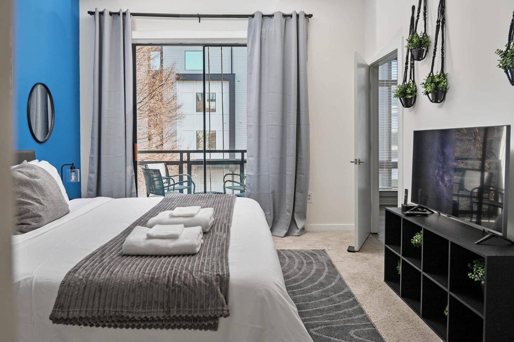 Spacious 2bd With Private Balcony And Free Parking Apartment