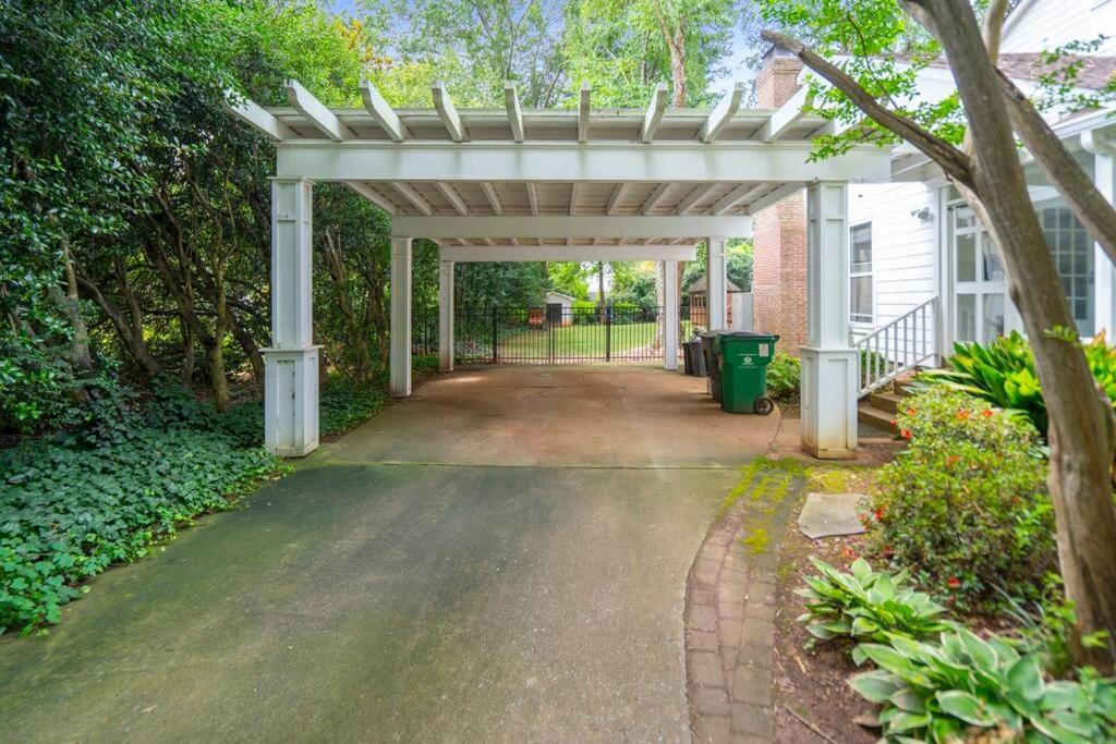 Cozy W/ Pool + Baby Gear In Prime Area Holiday home Charlotte