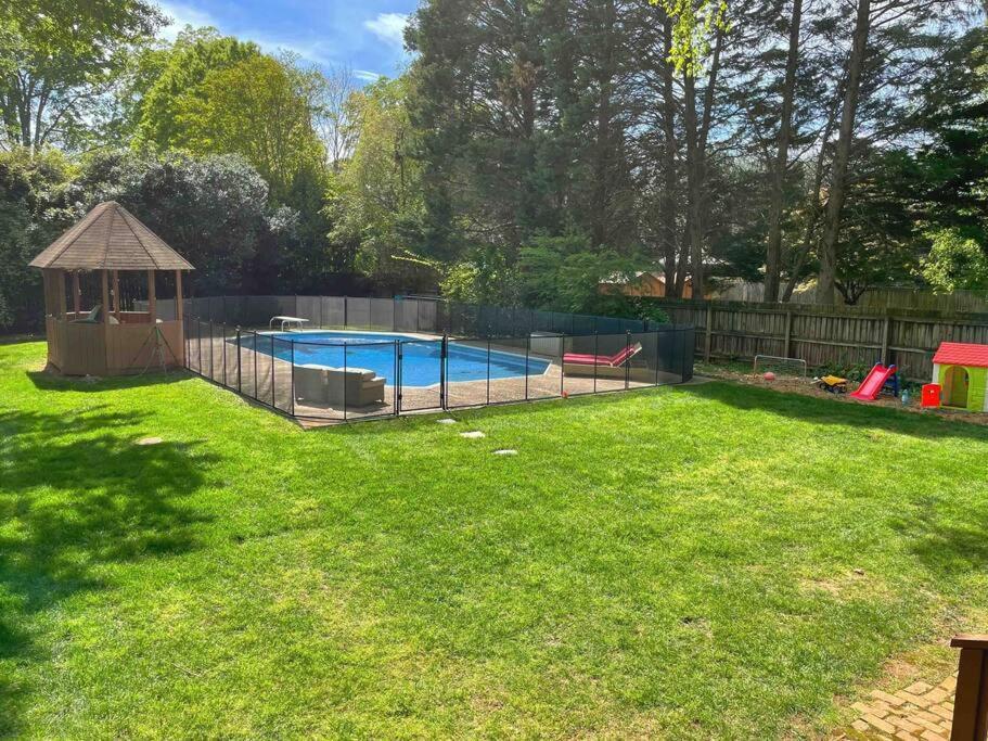 Cozy W/ Pool + Baby Gear In Prime Area Holiday home *