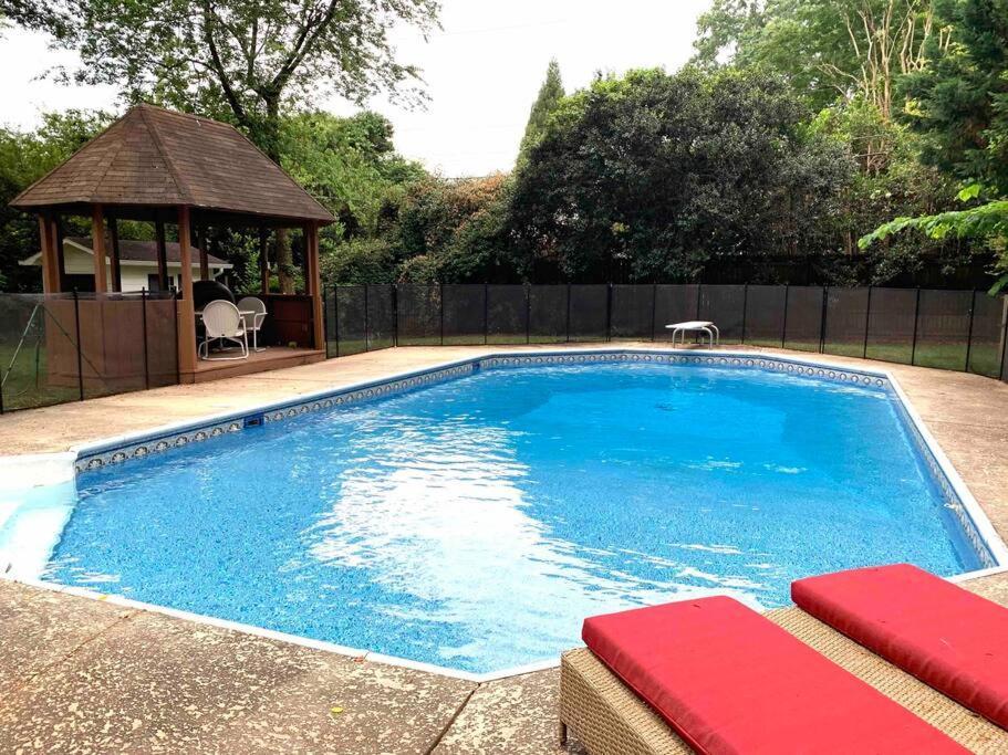 Holiday home Cozy W/ Pool + Baby Gear In Prime Area