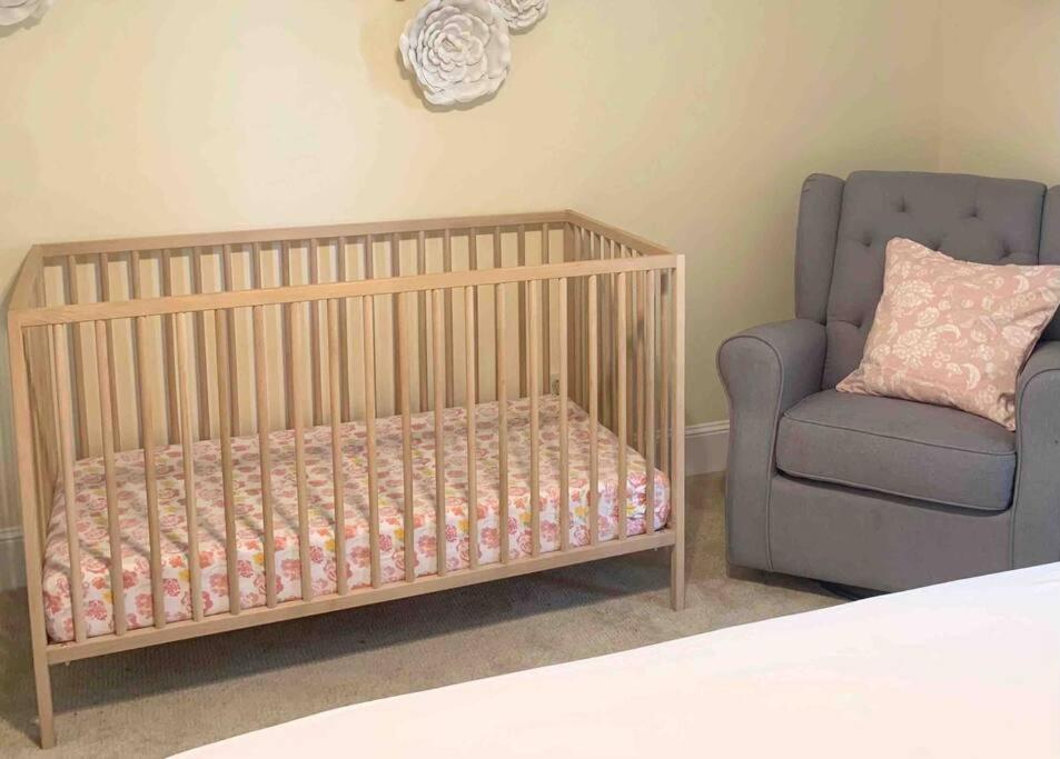 Holiday home Cozy W/ Pool + Baby Gear In Prime Area