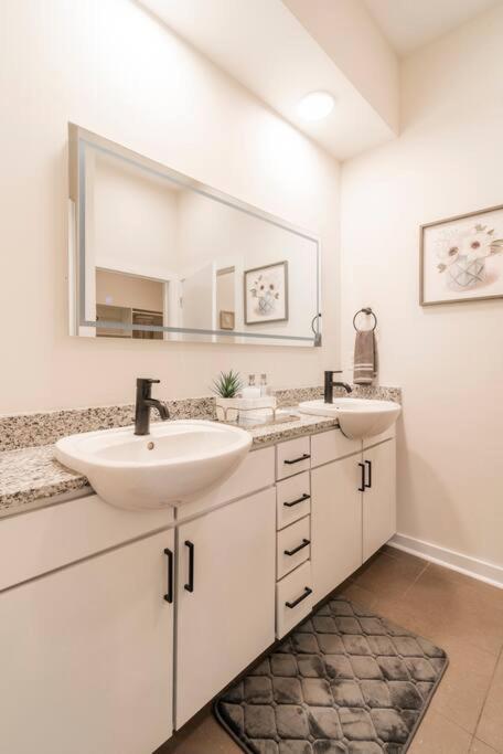 Charming Cozy With Wi-fi & Free Parking Charlotte