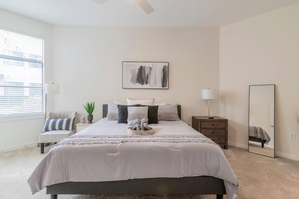 Charming Cozy With Wi-fi & Free Parking Apartment Charlotte