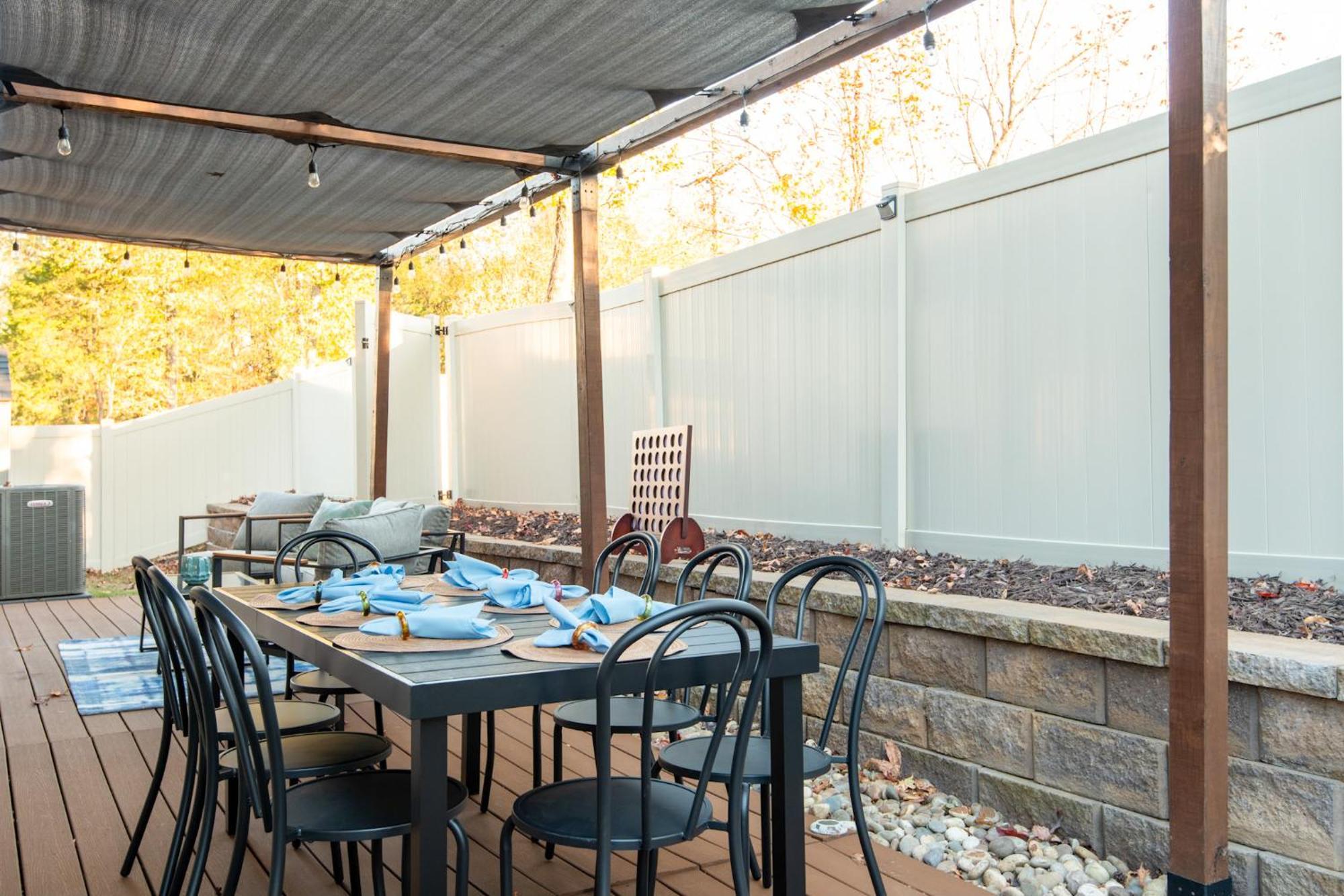 Near Clt Airport - 4bd - Backyard - Balcony Holiday home