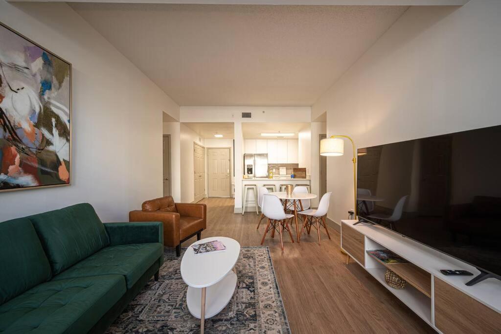 Uptown Style Apartment *