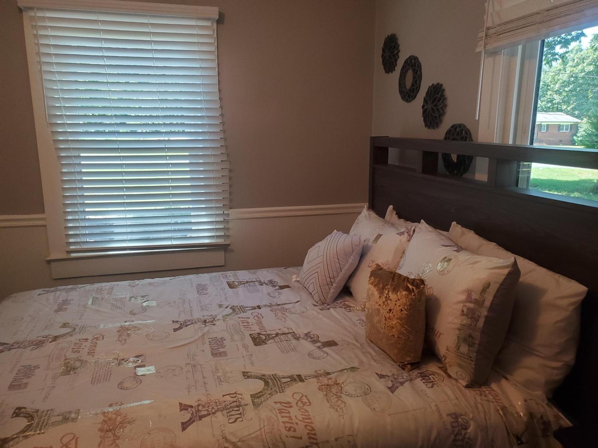 Private Single Level Standalone House Large Lot - 3 Bedrooms Charlotte