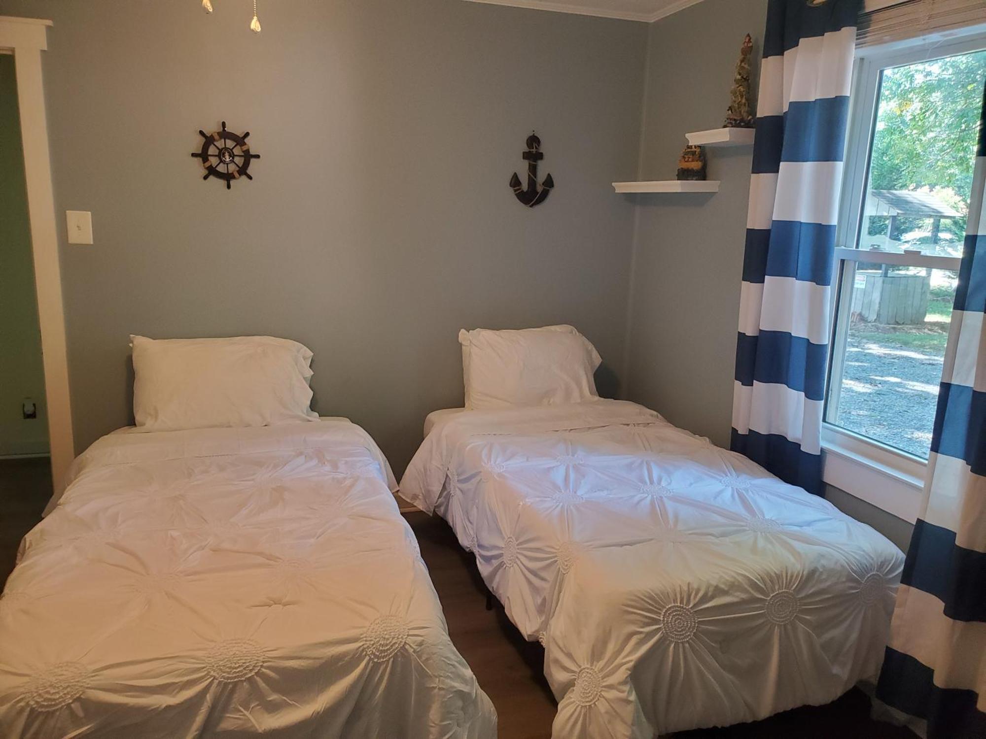 Private Single Level Standalone House Large Lot - 3 Bedrooms Holiday home *