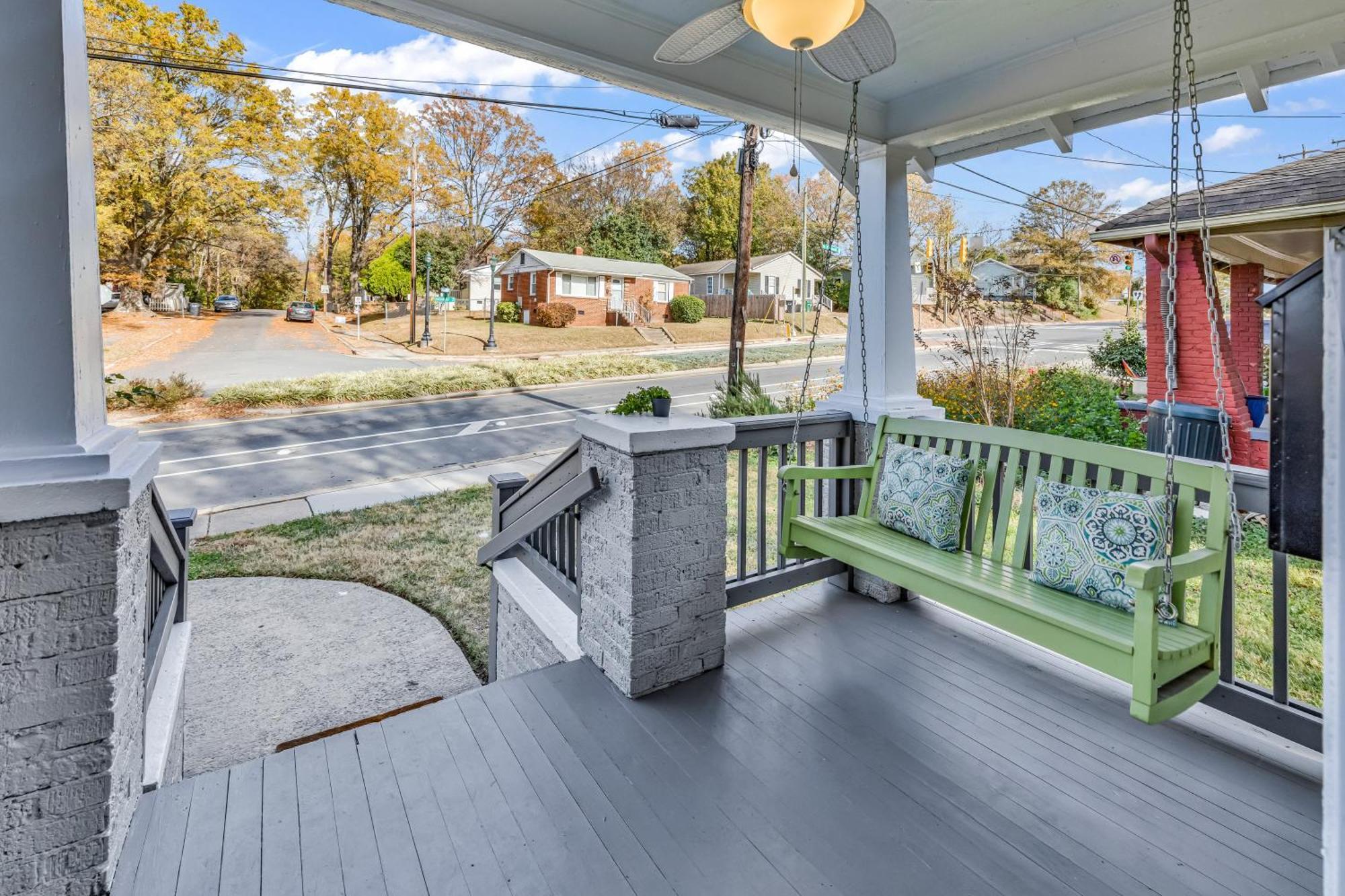 Bright And Modern Close To Everything Holiday home Charlotte