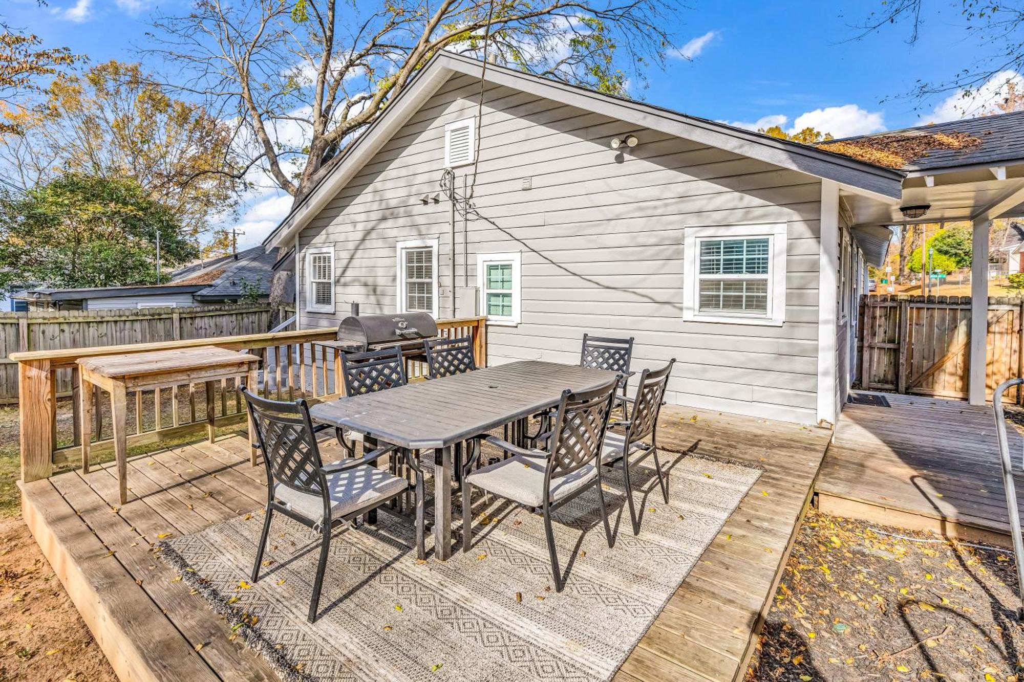 Bright And Modern Close To Everything Holiday home *