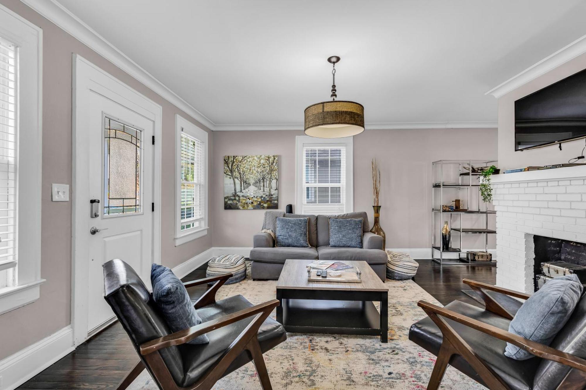 Bright And Modern Close To Everything Holiday home *