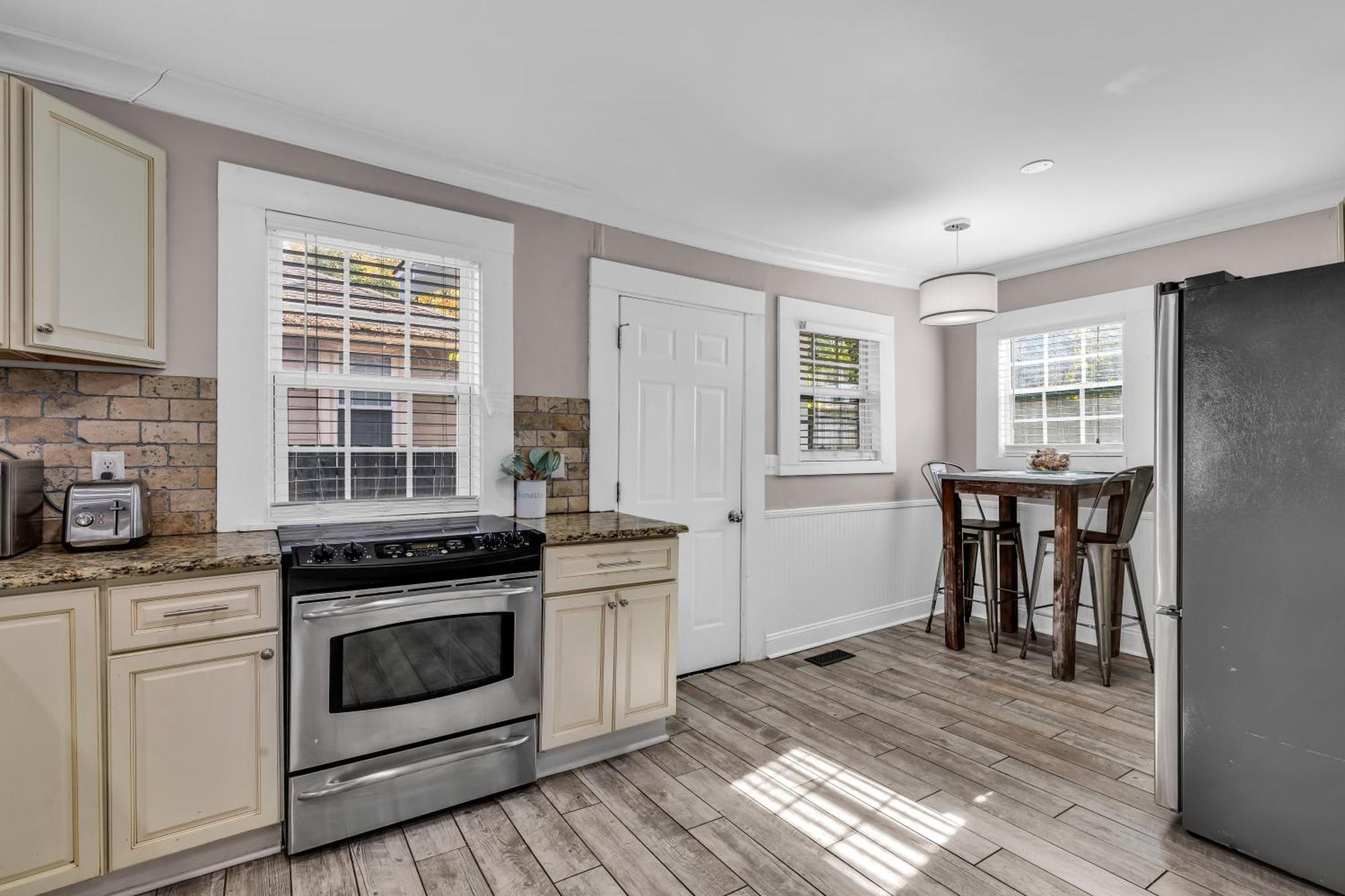 Bright And Modern Close To Everything Holiday home Charlotte