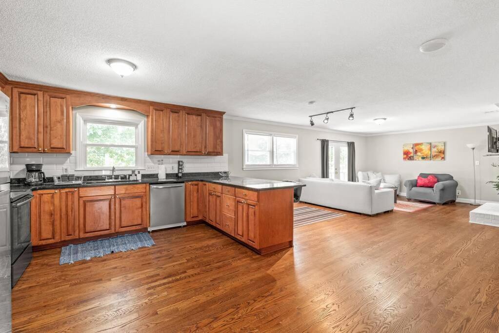 Charming, Cozy Close To Uptown, Airport & Whitewater Center