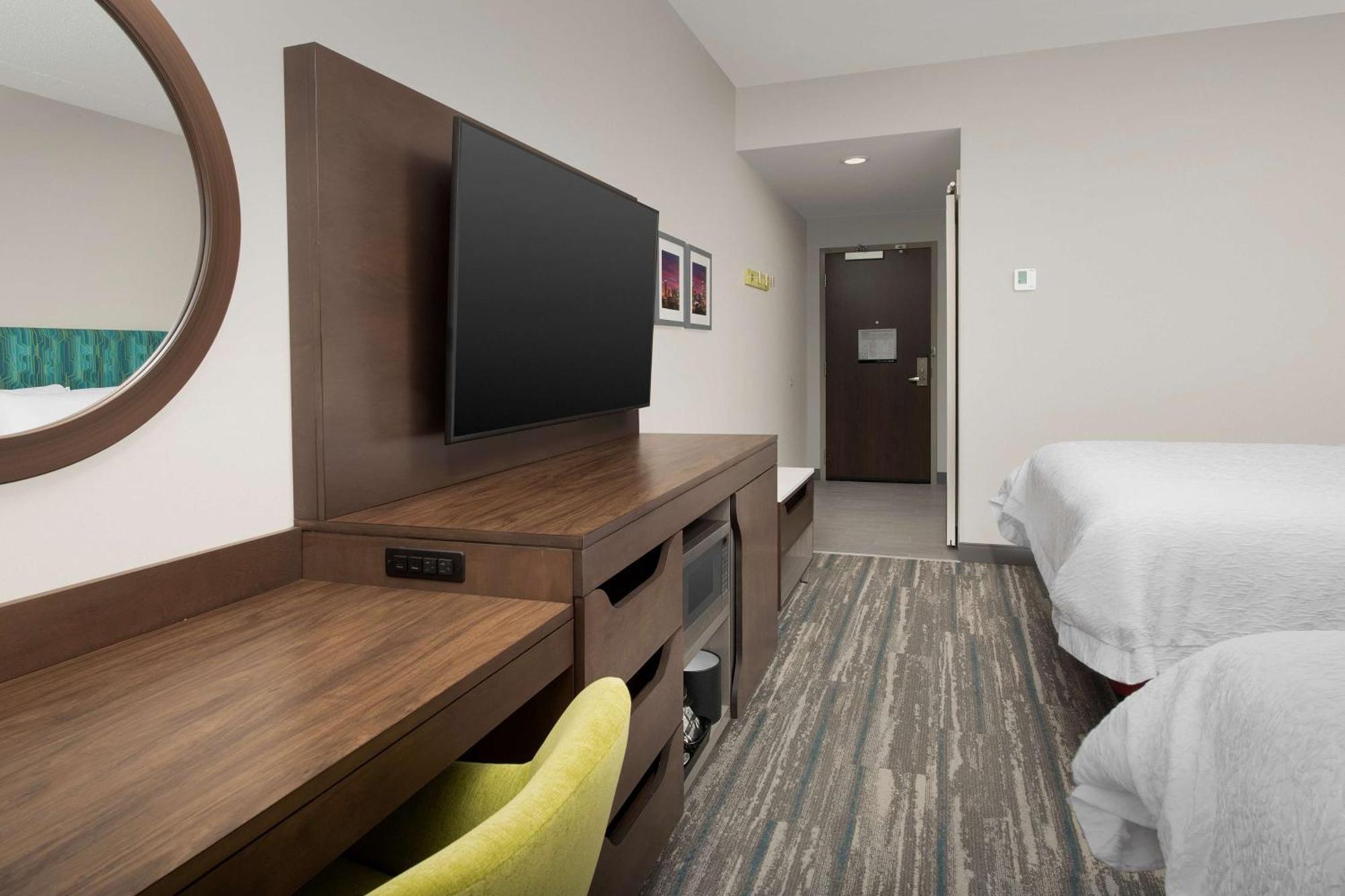 Hotel Hampton & Airport Pointe 3*