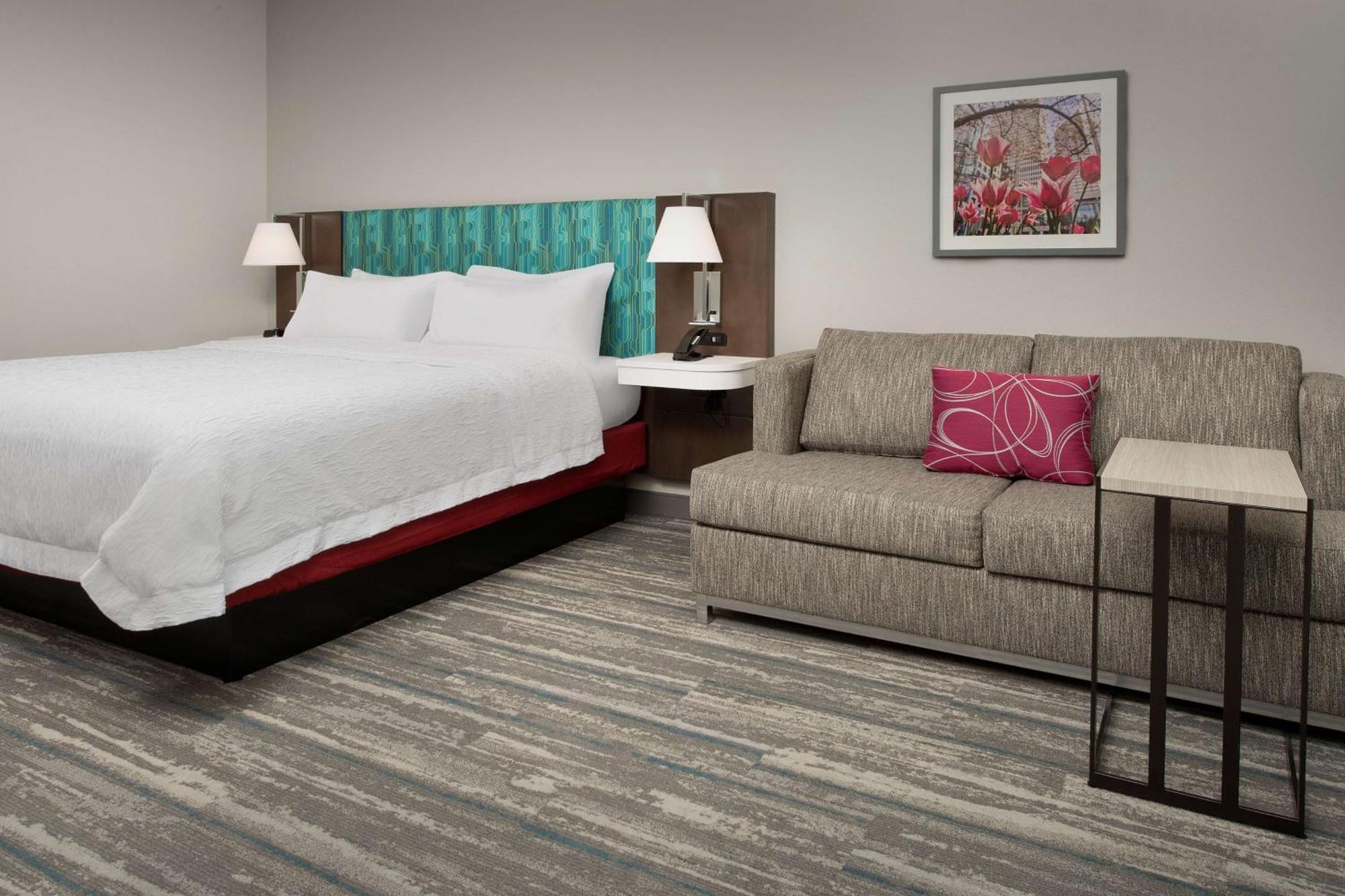 Hampton & Airport Pointe 3*