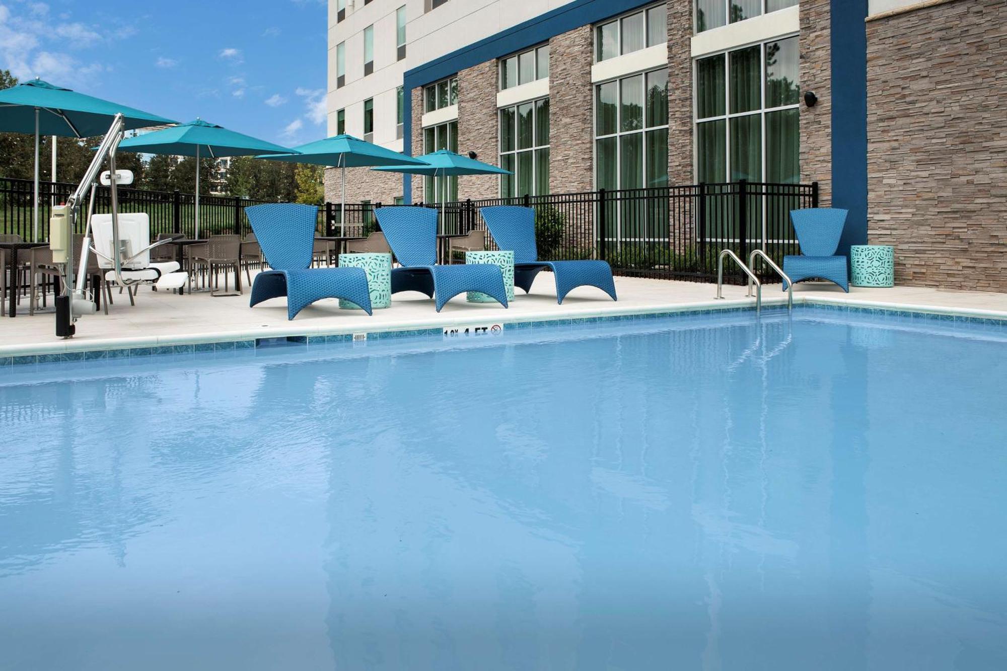 Hotel Hampton & Airport Pointe